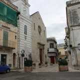 Per raggiungere il centro storico di Valenzano basta entrare in paese da via Bari: l�arteria termina proprio all'ingresso del borgo antico, all'incrocio con corso Aldo Moro (foto di Maria Bruno)
